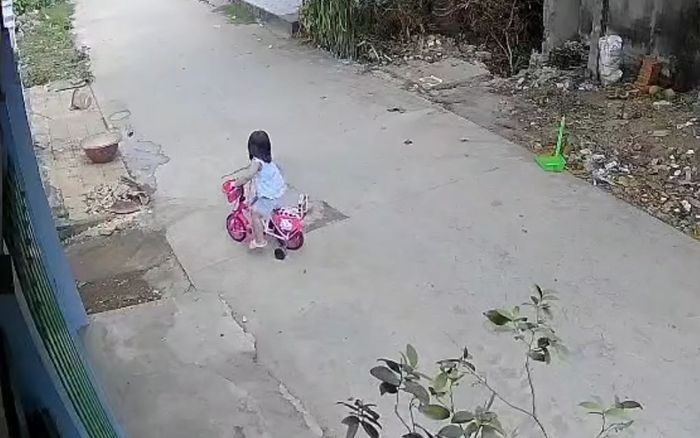 Bé gái tự làm ngã xe liền bắt đền ông chú, CĐM đồng loạt: Không có camera thì sao rửa hết nỗi oan này