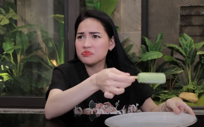 Tuyên bố ngưng review đồ ăn nhưng Hà Linh lại làm video ăn kem: Người khen điềm đạm, kẻ chê lươn lẹo