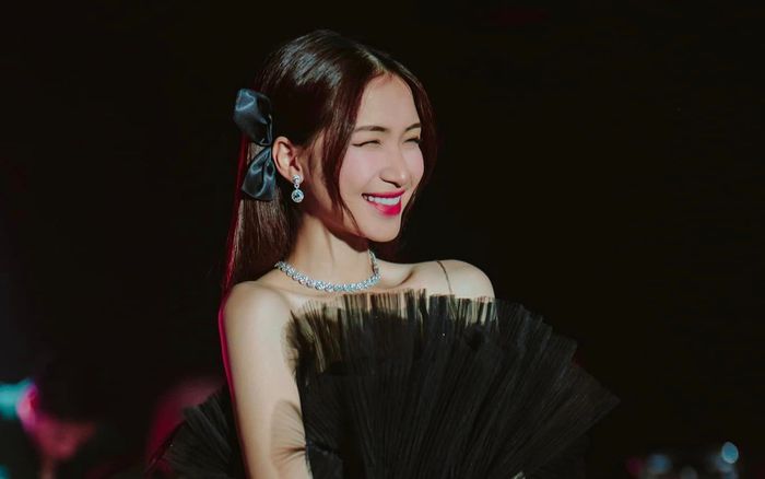 Hòa Minzy trắng 'phát sáng' biểu diễn trong bar, dân mạng xôn xao trước chiều cao thật