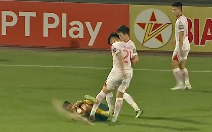 Một tháng có 5 hành vi phi thể thao đều do các tuyển thủ gây ra: Nỗi đau của bóng đá Việt Nam!