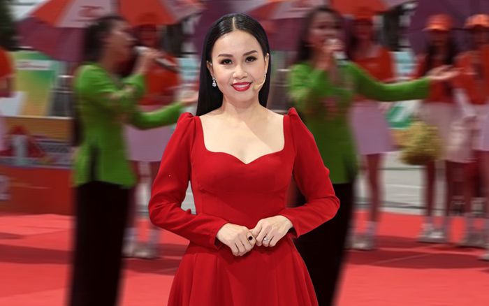 Rũ bỏ váy áo lộng lẫy, Cẩm Ly đầy mộc mạc khi diện áo bà ba chạy show ca hát