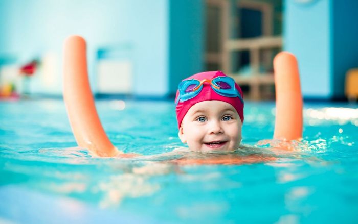 Đưa trẻ đi bơi trong kỳ nghỉ lễ, bố mẹ cần lưu ý gì để bảo vệ con?