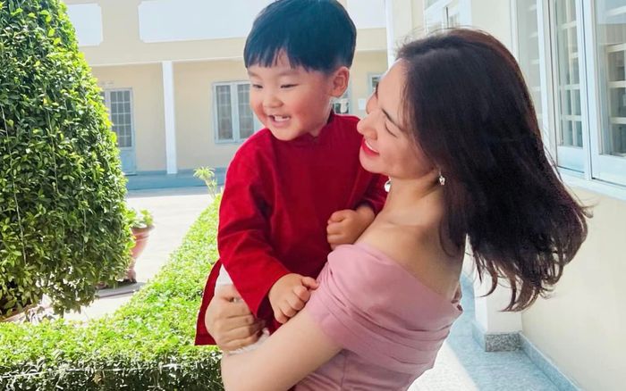 Lụi tim với câu nói của bé Bo dành cho Hoà Minzy, 3 từ mà đủ làm dân tình tan chảy