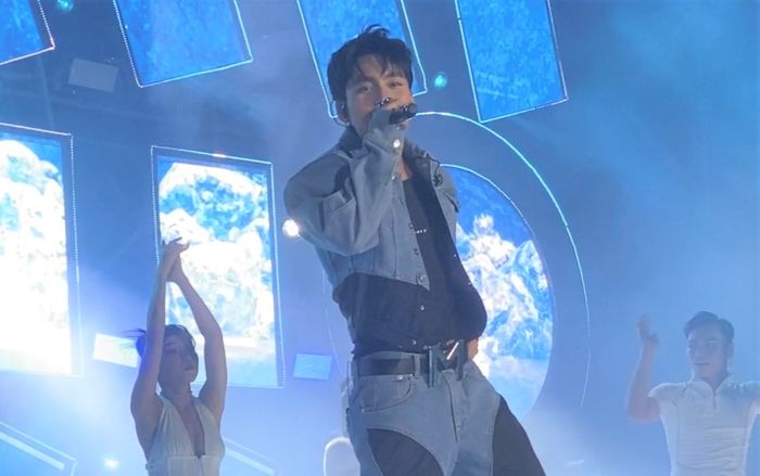 MONO gặp sự cố 'vồ ếch' khi biểu diễn ở trên sân khấu