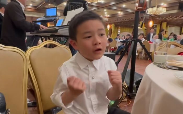 Quý tử nhà Đan Trường thần thái chuẩn tổng tài nhí, biểu diễn như nghệ sĩ chuyên nghiệp