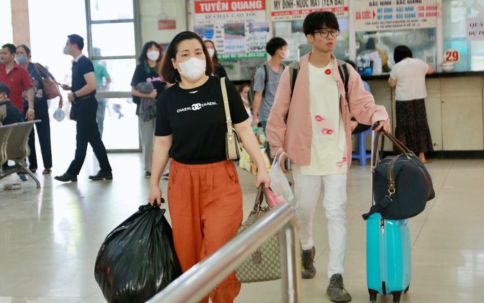 Bến xe khách tấp nập, người dân 'tay xách nách mang' lỉnh kỉnh về quê nghỉ lễ