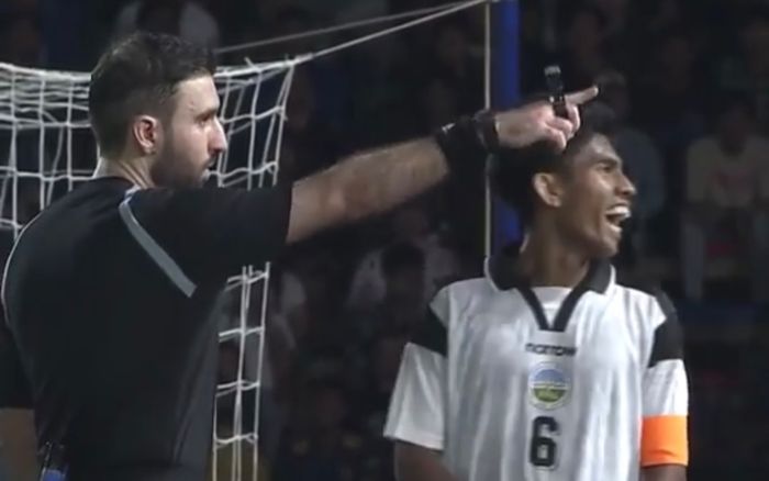 Thủ môn Campuchia cản bóng bằng tay ngoài vùng cấm không bị phạt, đối thủ bật cười