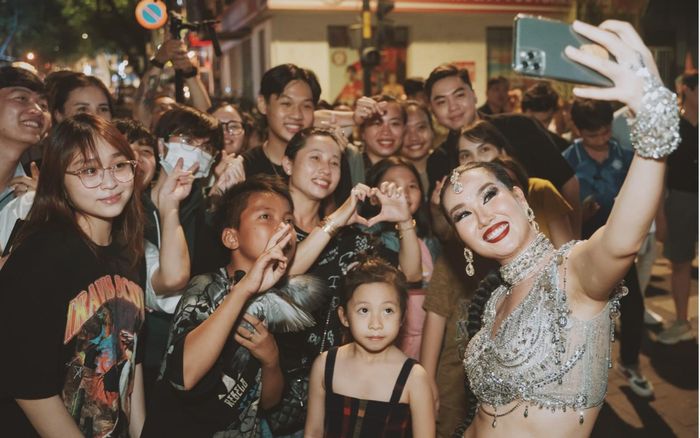 Sự chiều chuộng của Võ Hạ Trâm dành cho fan sau khi gặt hái 'quả ngọt'