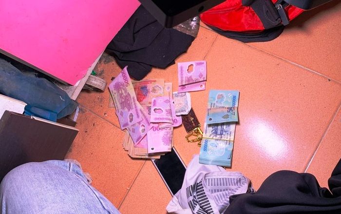 Đậu ô tô bên đường nhưng không khóa cửa, tài xế xe bán tải 'tái mặt' lúc quay lại