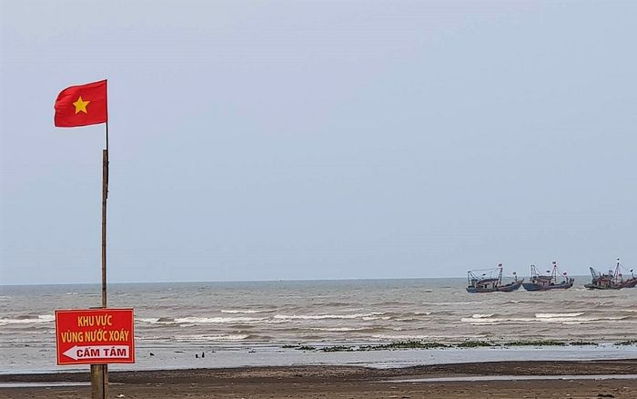 Liên tiếp 2 bé trai bị sóng cuốn trôi mất tích khi đi tắm biển