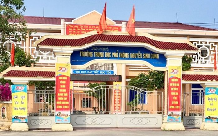 Một trường THPT cho học sinh nghỉ trước lễ... để giáo viên đi chơi biển