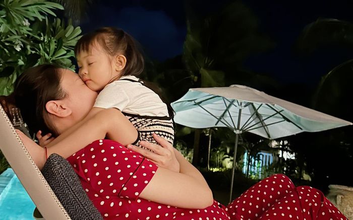 Ngọt ngào khoảnh khắc Đàm Thu Trang chơi đùa với con gái, dân tình 'tan chảy' vì hành động này của ái nữ