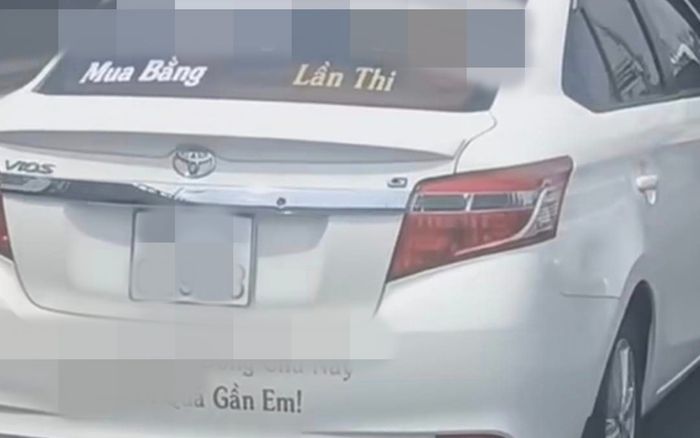 Tài xế dán chữ khoe thi 9 lần mới có bằng nhưng dòng chữ dặn dò giữ khoảng cách mới gây chú ý