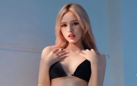 Xoài Non khoe ảnh bikini mướt mắt, danh tính người chụp khiến netizen 'há hốc mồm'