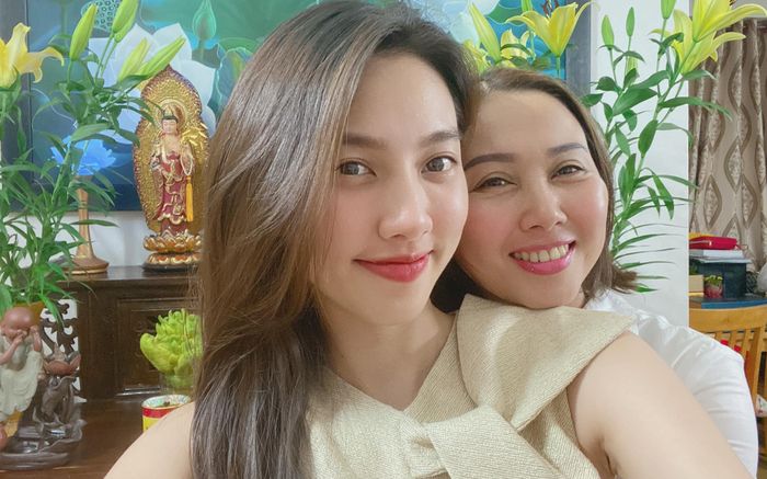 Được khuyên học hỏi cách khéo léo của con, mẹ Thùy Tiên đáp trả cực gắt