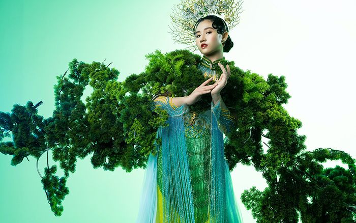 'Cõng' trên lưng bộ đồ nặng 30kg, nữ sinh 13 tuổi gây ấn tượng với khung hình cực đẹp mắt