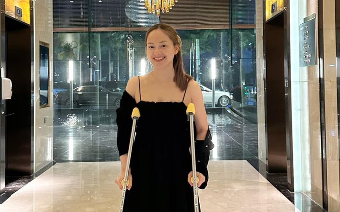 Lan Phương phải dùng nạng đi lại vì chấn thương, ái nữ có hành động khiến mẹ 'tan chảy'