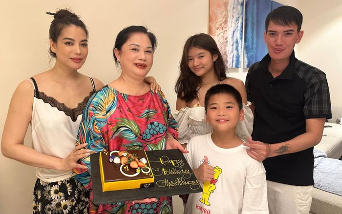 Gia đình ba thế hệ đẹp toàn diện của Trương Ngọc Ánh