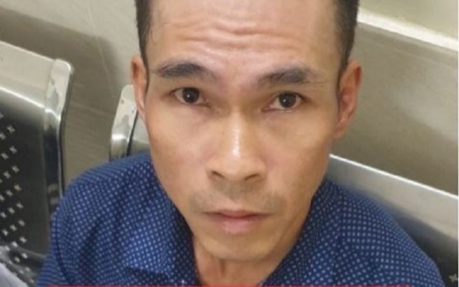 Gã đàn ông ẩn náu trong nhà vệ sinh một nhà hàng, camera an ninh ghi lại cảnh tượng gây sốc