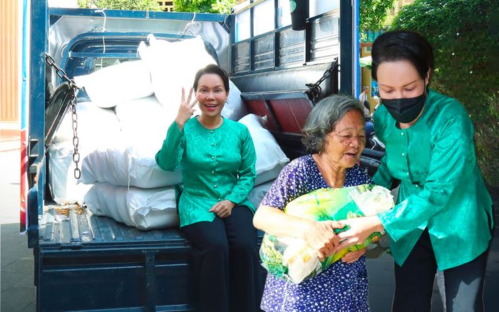 Nhân 10 năm ngày giỗ mẹ, Việt Hương làm một việc khiến nhiều người xúc động