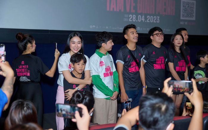 Con trai nữ chính 'Lật mặt 6' hiếm hoi tham gia sự kiện, câu trả lời gây chú ý khi được hỏi giống ai