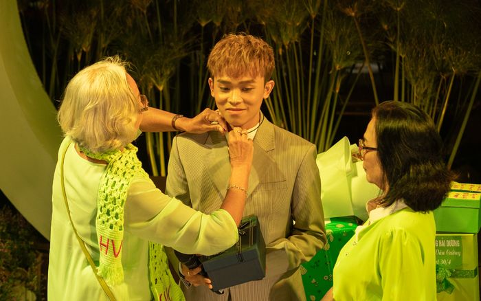 Hồ Văn Cường được khán giả yêu thương khi đi hát: Hoa, quà chất đầy sân khấu khiến ai cũng bất ngờ