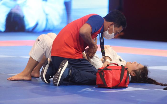 Nữ võ sĩ Việt Nam bị chấn thương nặng vẫn không bỏ cuộc, hạ đối thủ giành HCĐ SEA Games