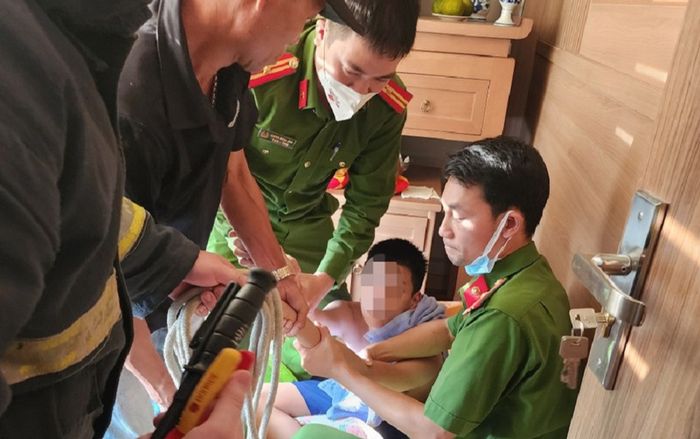 Giải cứu bé trai 14 tuổi định nhảy tầng cao chung cư tự tử
