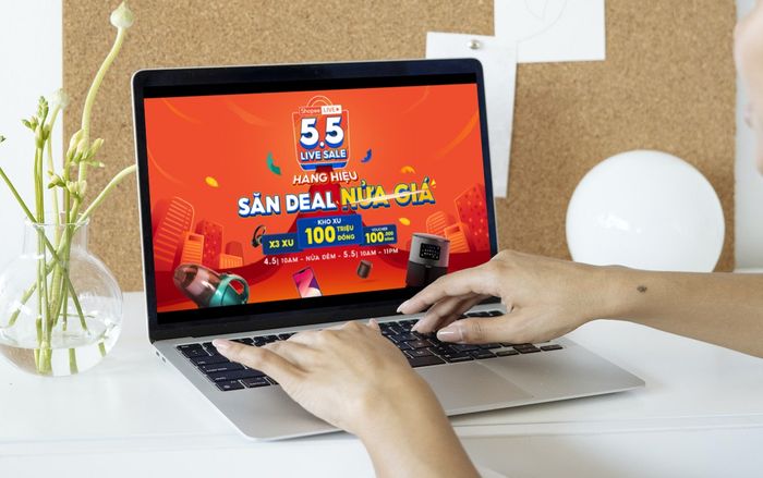 Mở Shopee Live săn hàng điện tử nửa giá, hot nhất là máy uốn tóc giá chưa đến 800.000 đồng