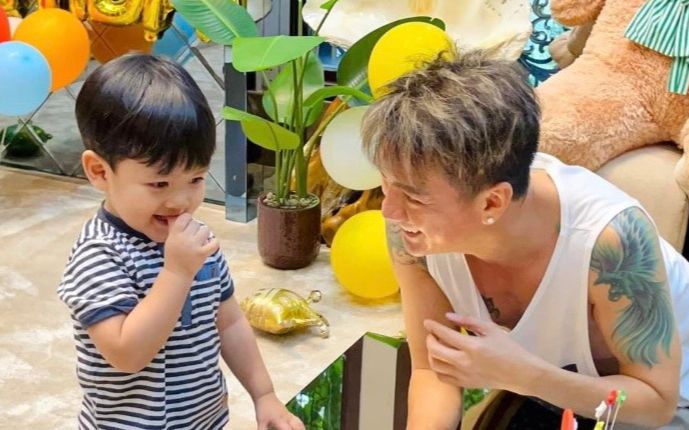 Đàm Vĩnh Hưng đi diễn xa nhà, quý tử Polo lộ vẻ buồn bã, nói một câu khiến dân tình 'tan chảy'