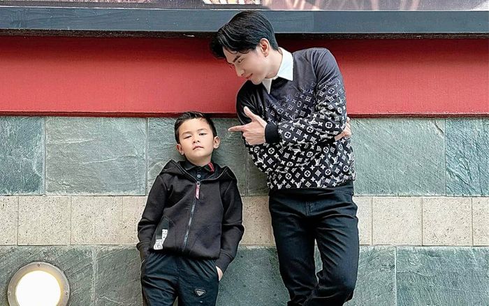 Đan Trường hội ngộ cùng quý tử, thần thái của nhóc tỳ không hề lép vế so với bố nổi tiếng