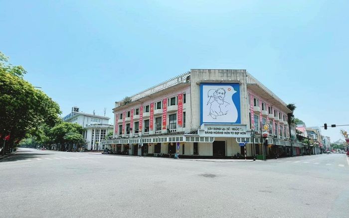 Hà Nội ngay lúc này: Phố đi bộ Hồ Gươm cuối tuần nhưng vắng vẻ không bóng người qua lại