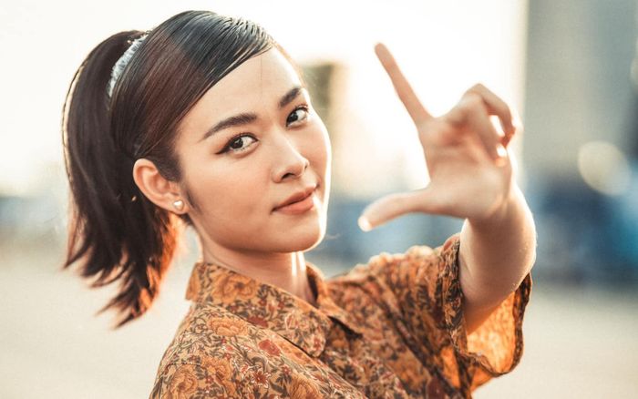 Nữ chính 'Lật mặt 6' phản ứng ra sao khi nhận quà 'khủng' từ fan?