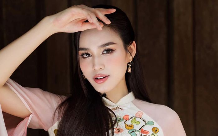 Phản ứng của hoa hậu Đỗ Thị Hà khi được fan 'xin vía' cặp chân dài 1m1 cho con