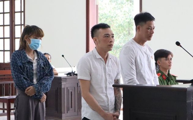 Nam nữ thanh niên trốn trong trại gà rồi 'làm bậy', chết trân khi lực lượng chức năng ập vào