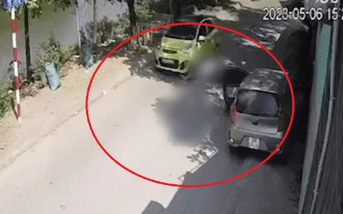 Tài xế ô tô mở cửa bất cẩn khiến 1 người đi xe máy tử vong, camera ghi lại khoảnh khắc thương tâm