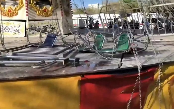 Khoảng khắc kinh hoàng khi đu quay đổ sập khiến 20 du khách lao xuống đất