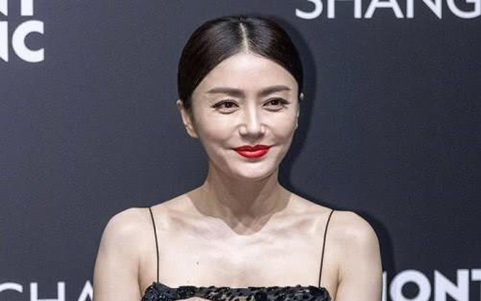 Fan tá hỏa với làn da nhăn nheo chảy xệ của Triệu Vy, Dương Mịch