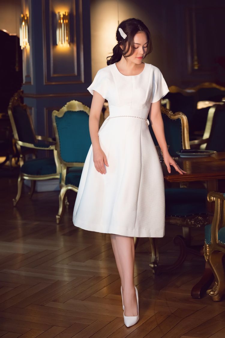 Dương Cẩm Lynh khoe eo thon dáng chuẩn, chẳng hở bạo mà vẫn quyến rũ mê người