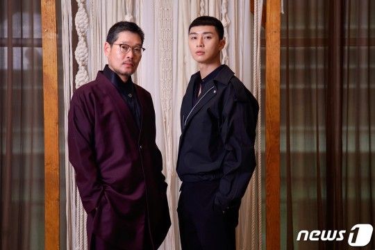 Park Seo Joon và Kim Da Mi rạng rỡ tại họp báo phim Tầng lớp Itaewon (Itaewon Class)