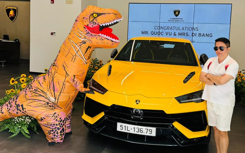 Vợ chồng Đoàn Di Băng tậu Lamborghini Urus Performante giá 16 tỷ, màn nhận xe không thể nào hài hước hơn