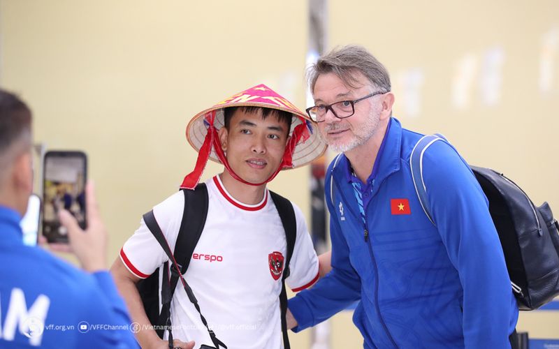 Vừa về nước, HLV Troussier viết tâm thư xin lỗi NHM Việt Nam 4 HLV Troussier rời đi, tuyển Việt Nam bị truyền thông Indonesia chê