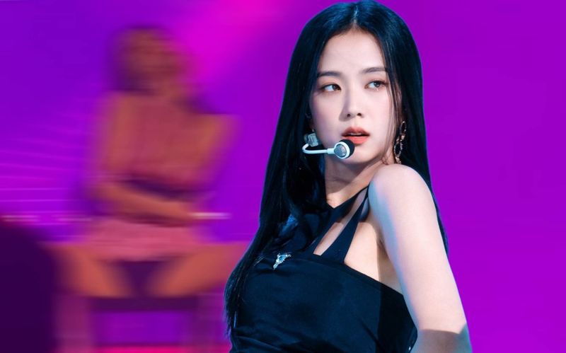 Jisoo Bị Soi Dáng Ngồi Phản Cảm Như Jennie, Blogger Trung Chê Bai