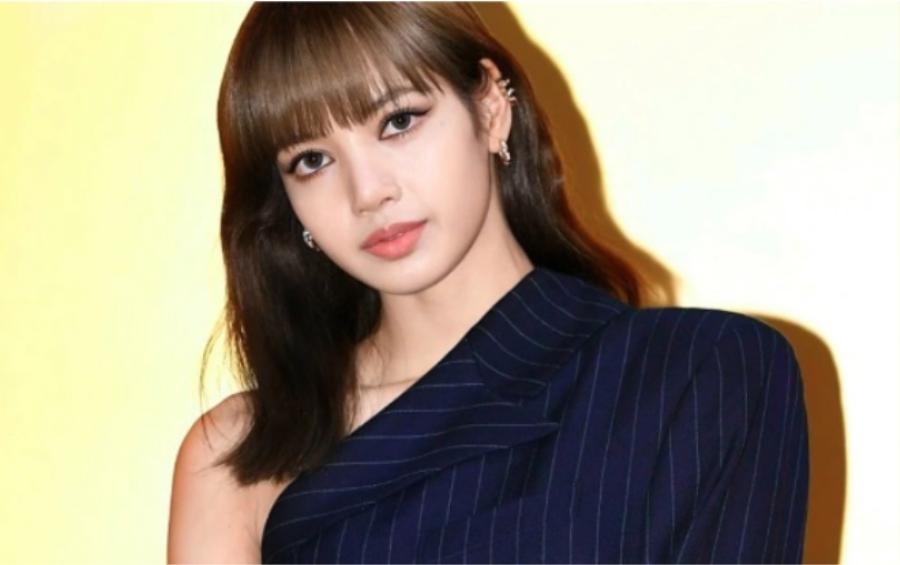 Lisa BLACKPINK tặng đồ đôi cho một mỹ nam nhà JYP mối quan hệ là gì   Showbiz 24h  Giải trí  VGT TV