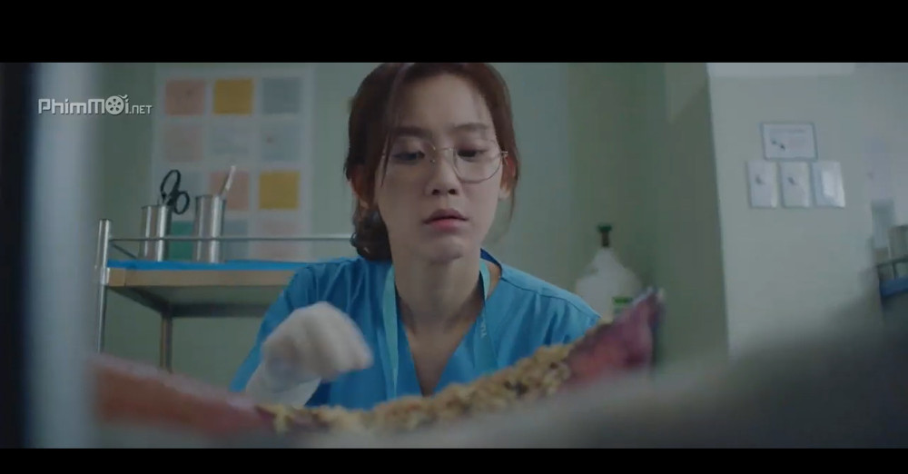 Jang Gyeo Ui trực tiếp nhặt ròi từ chân bệnh nhân