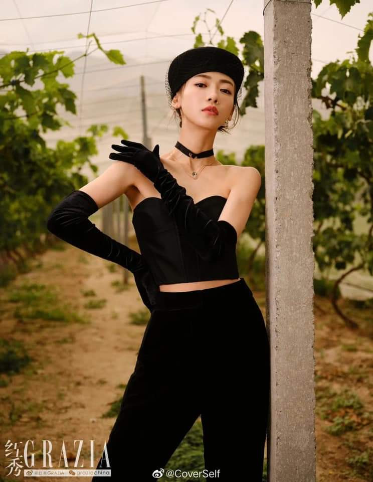 Angelababy, Ngô Cẩn Ngôn lên tạp chí tháng 8: Càng ngày càng giống chị em sinh đôi Ảnh 10