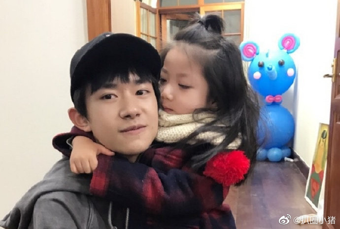 Dịch Dương Thiên Tỉ (TFBOYS) có thể thành bố trẻ con: Chăm sóc sao nhí bị bệnh - đóng vai hồi nhỏ của Đàm Tùng Vận! Ảnh 2