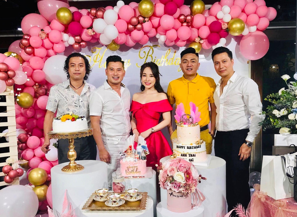Giữa nghi vấn hẹn hò, Quỳnh Nga và Việt Anh lại tình tứ không rời nhau nửa bước trong tiệc sinh nhật Ảnh 5
