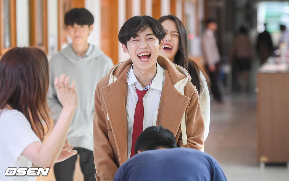 Á quân 'Produce X 101' Kim Woo Seok tựa nam thần trong đồng phục học sinh Ảnh 2