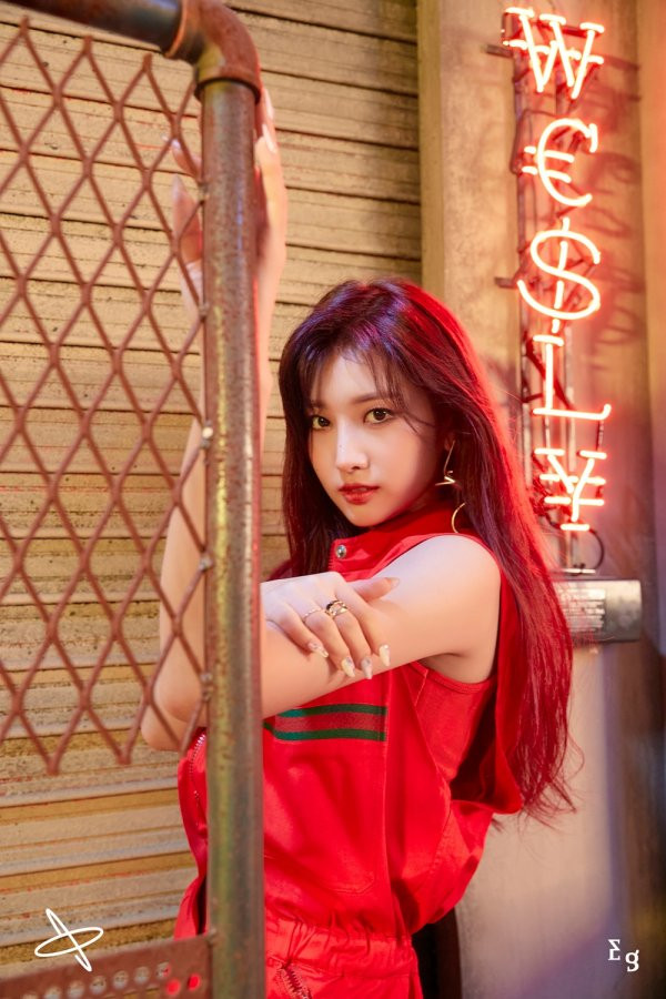 Everglowđánh úp bộ ảnh teaser concept thứ hai cho mini album vol.2-77.82X-78.29 với hình tượng các cô gái mạnh mẽ hiện đại Ảnh 4